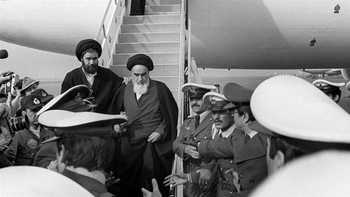 აითოლა ხომეინი, თეირანის აეროპორტში 1979 წლის 1 თებერვალი