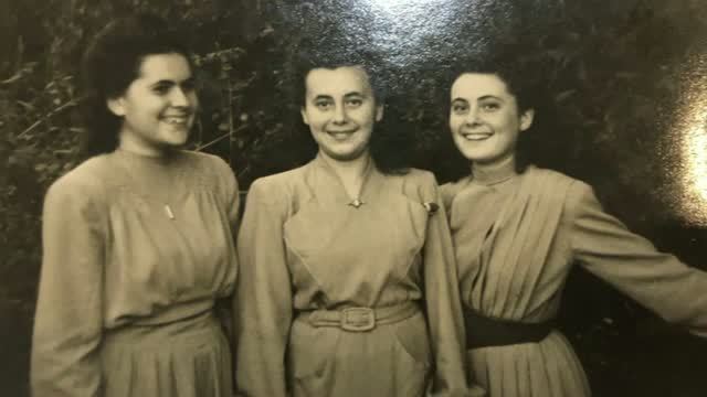 ლილი ებერტი (შუაში) და მისი დები, რომლებიც ერთად გაგზავნეს აუშვიც-ბირკენაუს საკონცენტრაციო ბანაკში, სადაც მათ მეორე მსოფლიო ომის პერიოდში იძულებით ამუშავებდნენ და სიკვდილის მარშში მონაწილეობას აღებინებდნენ.
