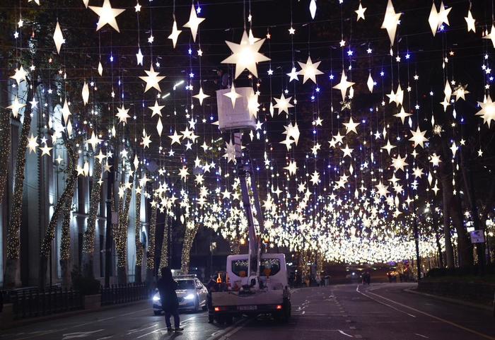 რუსთაველის გამზირზე ილუმინაციების მონტაჟი დასრულდა