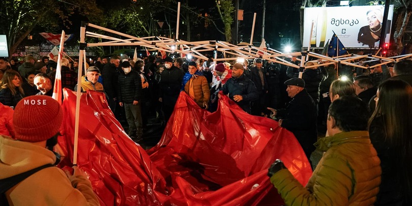 პროტესტის მონაწილეები კარვებს შლიან ვარაზის ხევის გზაჯვარედინზე