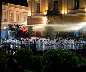 პროტესტის მონაწილეები ორბელიანის მოედნისკენ წავიდნენ — საპოლიციო ძალები წყლის ჭავლს და ე.წ. გაზის კაფსულებს იყენებენ