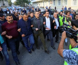 აზერბაიჯანის პოლიციამ გადატრიალების მცდელობის გამოძიების ფარგლებში ოპოზიციური პარტიის ლიდერის, ალი ქერიმლის სახლი გაჩხრიკა